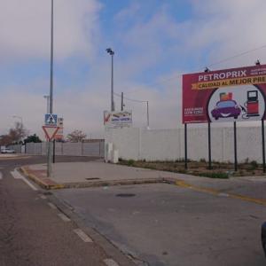Cartel valla publicitaria para las gasolineras Petroprix en Sevilla.