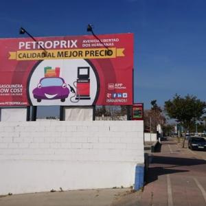 Cartel valla publicitaria para las gasolineras Petroprix en Sevilla.