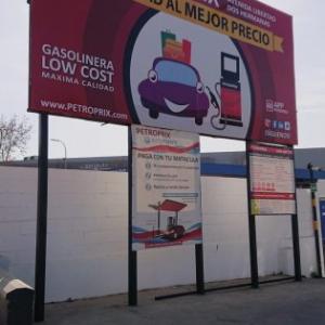 Cartel valla publicitaria para las gasolineras Petroprix en Sevilla.