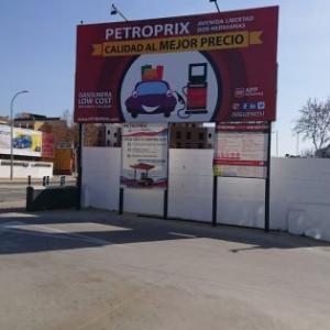 Cartel valla publicitaria para las gasolineras Petroprix en Sevilla.