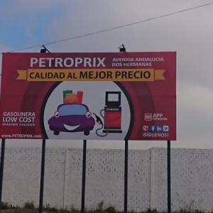 Cartel valla publicitaria para las gasolineras Petroprix en Sevilla.