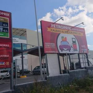 Cartel valla publicitaria y totem para las gasolineras Petroprix en Sevilla.