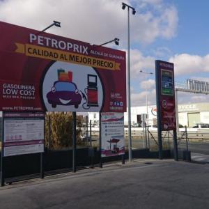 Cartel valla y totem publicitaria para las gasolineras Petroprix en Sevilla.