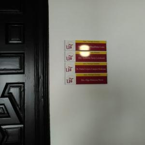 Cartelería y señalética homologada en lamas de aluminio y vinilo laminado, para el Rectorado de la Universidad de Sevilla.