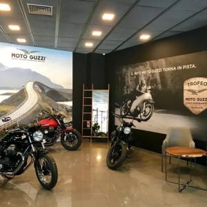 Decoración de interior con fotomurales en vinilos laminados especiales para pared. Grupo Todomoto Sevilla. BMW Motorrad, Piaggo, Aprilia y Moto Guzzi.
