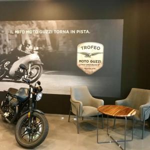 Decoración de interior con fotomurales en vinilos laminados especiales para pared. Grupo Todomoto Sevilla. BMW Motorrad, Piaggo, Aprilia y Moto Guzzi.