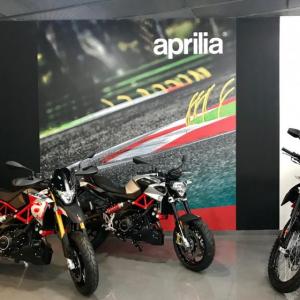 Decoración de interior con fotomurales en vinilos laminados especiales para pared. Grupo Todomoto Sevilla. BMW Motorrad, Piaggo, Aprilia y Moto Guzzi.