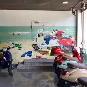 Decoración de interior con fotomurales en vinilos laminados especiales para pared. Grupo Todomoto Sevilla. BMW Motorrad, Piaggo, Aprilia y Moto Guzzi.