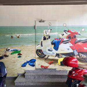 Decoración de interior con fotomurales en vinilos laminados especiales para pared. Grupo Todomoto Sevilla. BMW Motorrad, Piaggo, Aprilia y Moto Guzzi.