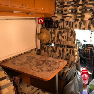 Decoración de mesa en vinilo laminado para autocaravana. Fabricación para Toda España.
