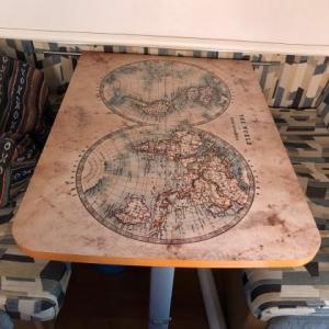 Decoración de mesa en vinilo laminado para autocaravana. Fabricación para Toda España.