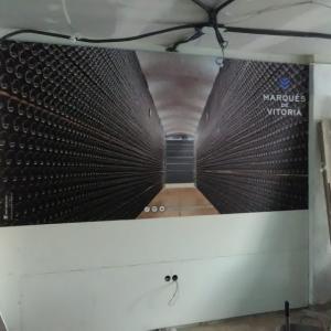 Decoración de pared con fotomural en impresión digital para Bodegas Faustino en Alaclá de Guadaira Sevilla.