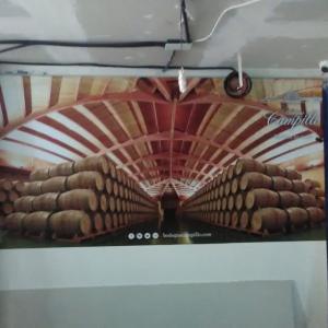 Decoración de pared con fotomural en impresión digital para Bodegas Faustino en Alaclá de Guadaira Sevilla.