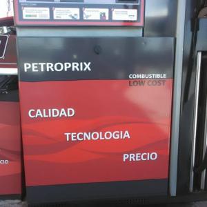 Decoración en rotulación en vinilo personalizado de Surtidores de gasolina para Petroprix en Sevilla.