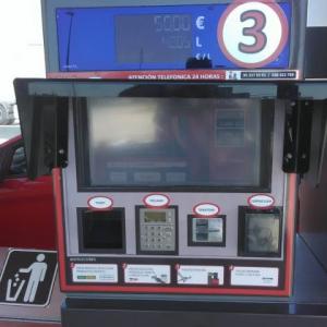 Decoración en rotulación en vinilo personalizado de Surtidores de gasolina para Petroprix en Sevilla.