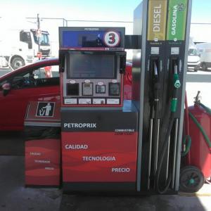 Decoración en rotulación en vinilo personalizado de Surtidores de gasolina para Petroprix en Sevilla.