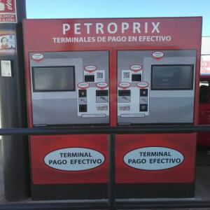 Decoración en rotulación en vinilo personalizado de Surtidores de gasolina para Petroprix en Sevilla.