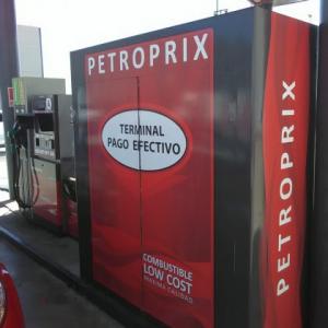 Decoración en rotulación en vinilo personalizado de Surtidores de gasolina para Petroprix en Sevilla.