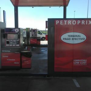 Decoración en rotulación en vinilo personalizado de Surtidores de gasolina para Petroprix en Sevilla.