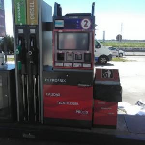 Decoración en rotulación en vinilo personalizado de Surtidores de gasolina para Petroprix en Sevilla.