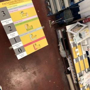 Directorio homologado en lamas de aluminio y vinilo laminado, para el Rectorado de la Universidad de Sevilla.