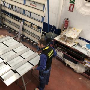 Directorio homologado en lamas de aluminio y vinilo laminado, para el Rectorado de la Universidad de Sevilla.