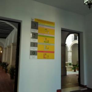 Directorio homologado en lamas de aluminio y vinilo laminado, para el Rectorado de la Universidad de Sevilla.