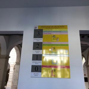 Directorio homologado en lamas de aluminio y vinilo laminado, para el Rectorado de la Universidad de Sevilla