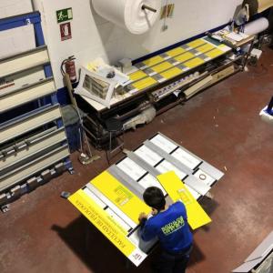 Directorio homologado en lamas de aluminio y vinilo laminado, para el Rectorado de la Universidad de Sevilla.