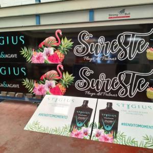 Fabricación de dibón rotulado en impresión digital laminado para decoración de SurEste en la playa de El Plamar. Trabajos para Stygius Sevilla. 