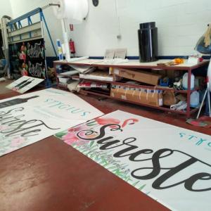 Fabricación de dibón rotulado en impresión digital laminado para decoración de SurEste en la playa de El Plamar. Trabajos para Stygius Sevilla. 