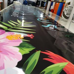 Fabricación de dibón rotulado en impresión digital laminado para decoración de SurEste en la playa de El Plamar. Trabajos para Stygius Sevilla. 