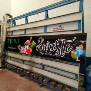 Fabricación de dibón rotulado en impresión digital laminado para decoración de SurEste en la playa de El Plamar. Trabajos para Stygius Sevilla. 