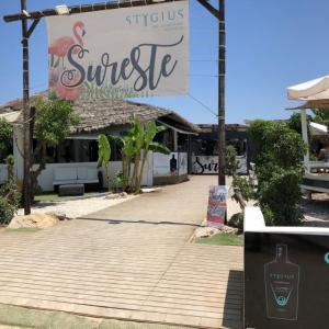 Fabricación de dibón rotulado en impresión digital laminado para decoración de SurEste en la playa de El Plamar. Trabajos para Stygius Sevilla. 