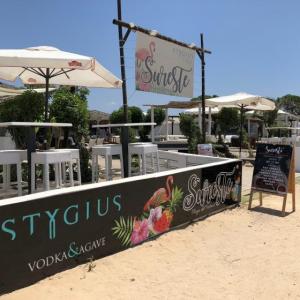 Fabricación de dibón rotulado en impresión digital laminado para decoración de SurEste en la playa de El Plamar. Trabajos para Stygius Sevilla. 