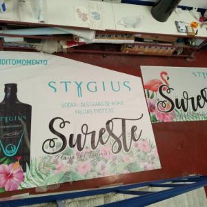 Fabricación de dibón rotulado en impresión digital laminado para decoración de SurEste en la playa de El Plamar. Trabajos para Stygius Sevilla. 