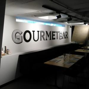 Letras corpóreas en PVC lacado. Gourmetbar Sevilla. Montado para agencia de Publicidad