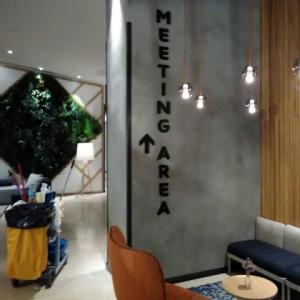 Letras corpóreas en PVC lacado. Gourmetbar Sevilla. Montado para agencia de Publicidad