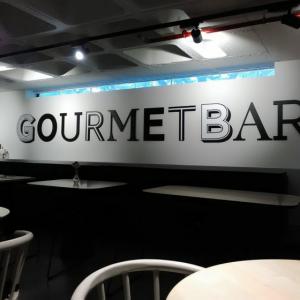 Letras corpóreas en PVC lacado. Gourmetbar Sevilla. Montado para agencia de Publicidad