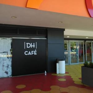Letras corpóreas en PVC lacados y en madera con musgo natural para DH Café en Sevilla.