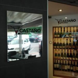 Letras en vinilo pared para Vinos y tapas Castaño en Dos Hermanas Sevilla.