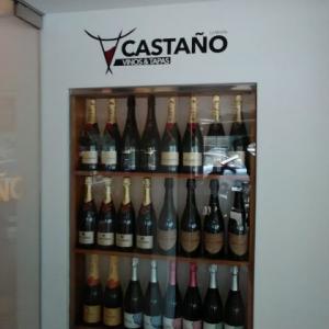 Letras en vinilo pared para Vinos y tapas Castaño en Dos Hermanas Sevilla.