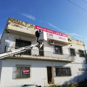 Lona publicitaria para venta de viviviendas y locales en distintas poblaciones de Sevilla para Aliseda.