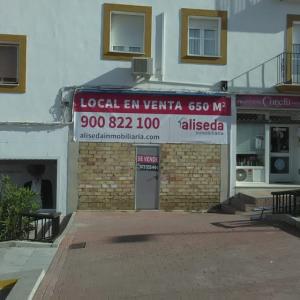 Lona publicitaria para venta de viviviendas y locales en distintas poblaciones de Sevilla para Aliseda.