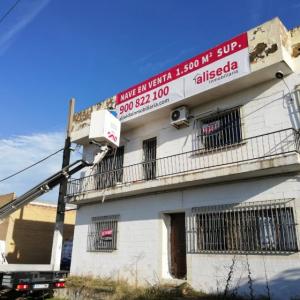 Lona publicitaria para venta de viviviendas y locales en distintas poblaciones de Sevilla para Aliseda.