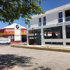 Montaje de banderola para BMW Motos en Boxer Jerez en Cádiz.