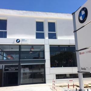 Montaje de caja y banderola para BMW Motos en Boxer Jerez en Cádiz.
