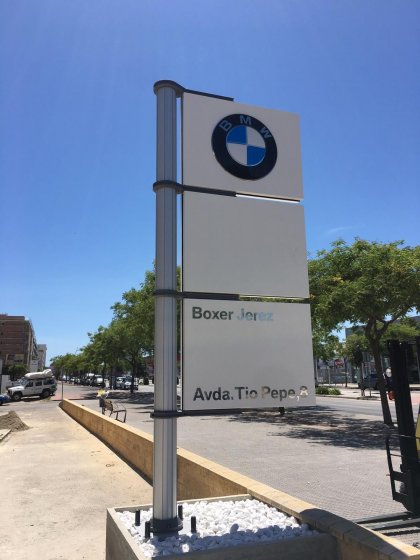 Montaje de Rótulo Totém banderola para BMW Motos en Boxer Jerez en Cádiz.