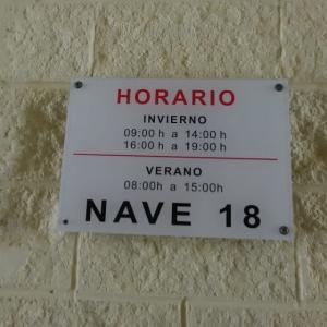Placa de metacrilato de 8 mm con horario en impresión digital. Alqueva Sevilla.