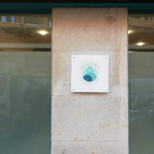 Placa de metacrilato de 8 mm rotulada con vinilo para fachada. Pilatecnic Sevilla. 